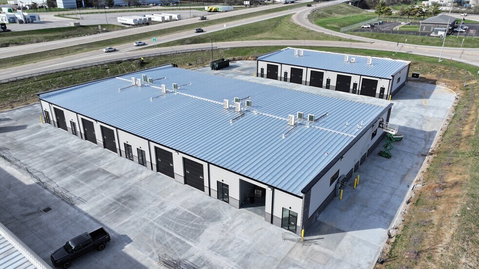 540-570 N Service Rd, Saint Peters, MO à louer - Photo du bâtiment - Image 1 de 2