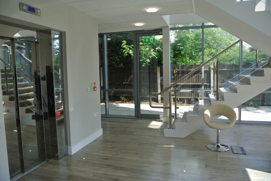 2 Esher Rd, Walton On Thames for lease - Interior Photo - Image 3 of 6