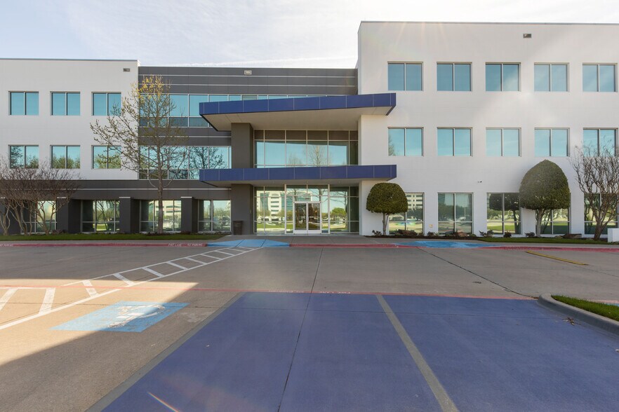 2800 N Dallas Pky, Plano, TX à louer - Photo du bâtiment - Image 2 de 54