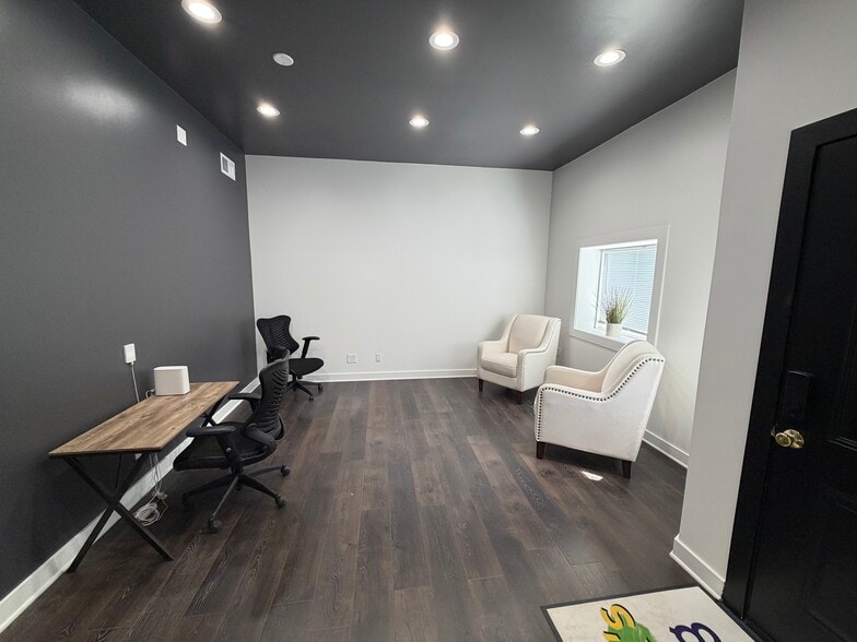 1332 E Division St, Evansville, IN for sale - Interior Photo - Image 3 of 6