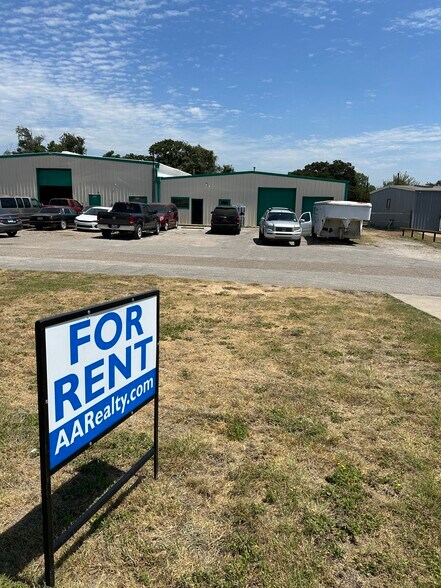 440 N Broadway St, Joshua, TX à louer - Photo du bâtiment - Image 2 de 59