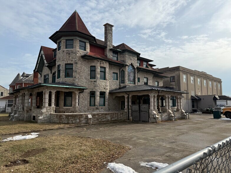 624 W Main St, Norristown, PA à vendre - Photo du bâtiment - Image 1 de 25