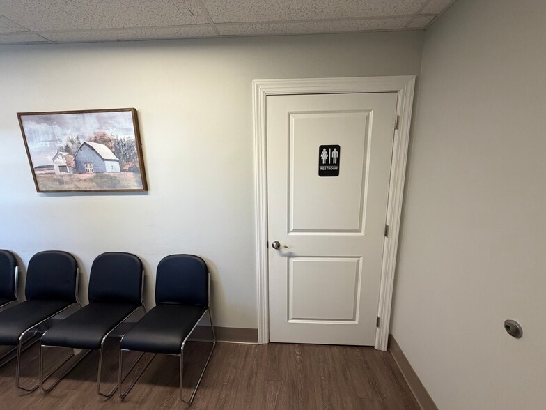524 E Main St, Riverhead, NY for lease - Interior Photo - Image 3 of 8