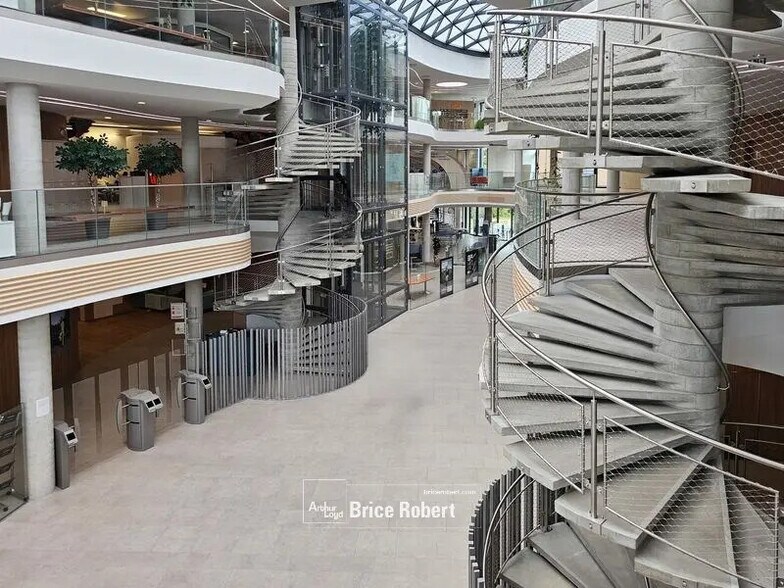 Bureau dans Limonest à louer - Photo du bâtiment - Image 2 de 9