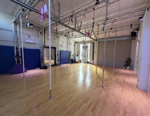 Stirling Way, Borehamwood for lease - Interior Photo - Image 3 of 5