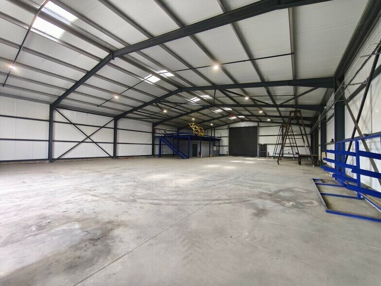 Flex in Narrosse for lease - Interior Photo - Image 2 of 7