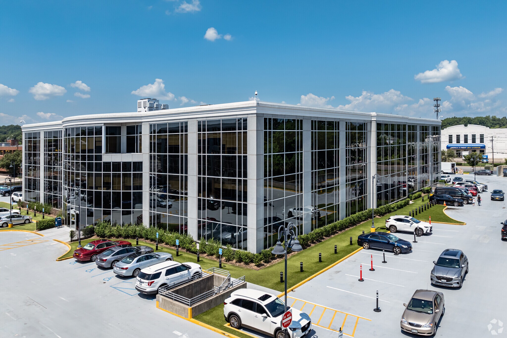 1999 Marcus Ave, New Hyde Park, NY à louer Photo du bâtiment- Image 1 de 5