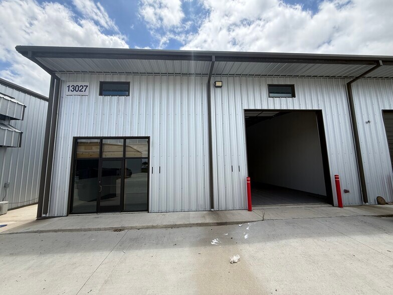 13027 Harmon Rd, Fort Worth, TX à louer - Photo du bâtiment - Image 2 de 13