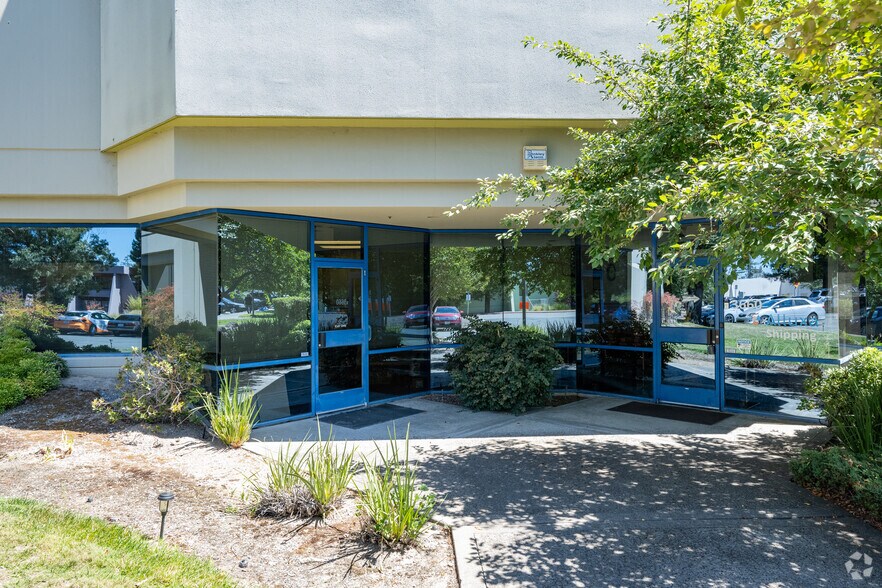 3636 N Laughlin Rd, Santa Rosa, CA à louer - Photo du bâtiment - Image 3 de 4