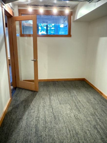 213 3rd St, Hood River, OR for lease - Interior Photo - Image 3 of 8