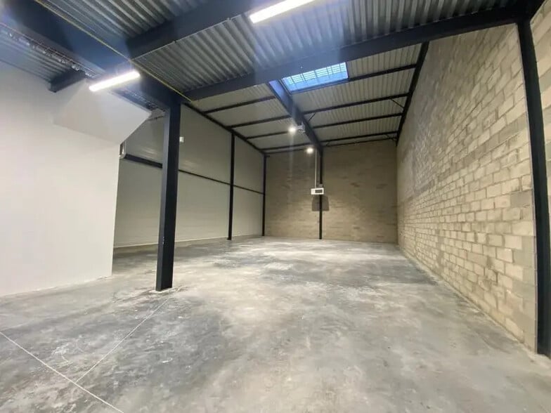 Flex in Aubergenville for lease - Interior Photo - Image 3 of 7