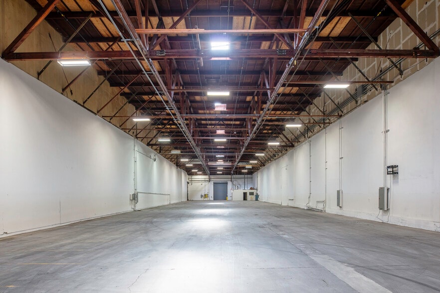 6195 Coliseum Way, Oakland, CA for lease - Interior Photo - Image 2 of 8