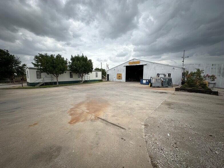 1651 E Hicks Field Rd, Fort Worth, TX à vendre - Photo du bâtiment - Image 3 de 10