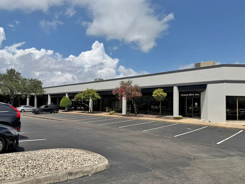 2391 NE Loop 410, San Antonio, TX à louer - Photo du bâtiment - Image 2 de 17