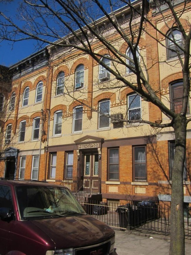 Plus de détails pour 1821 Cornelia St, Flushing, NY - Multi-résidentiel à vendre