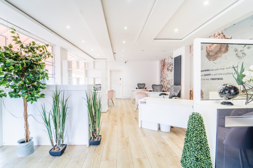 Northfield Av, London for lease - Interior Photo - Image 3 of 7