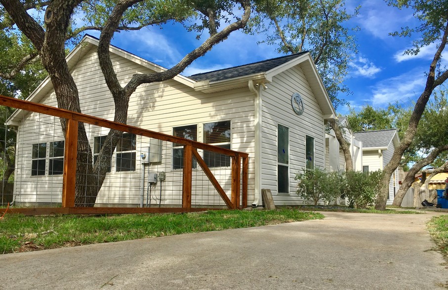 1806 Harbor Dr, Rockport, TX à louer - Photo principale - Image 1 de 11