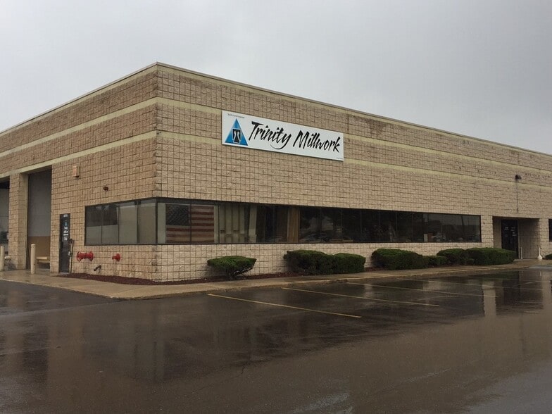 33785 Groesbeck Hwy, Fraser, MI for lease - Building Photo - Image 3 of 5