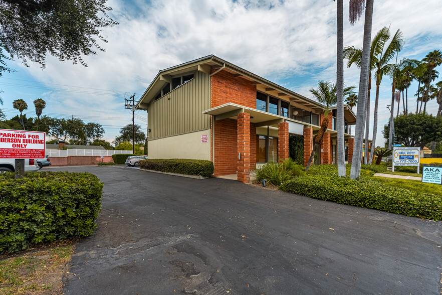 1661 E Chapman Ave, Fullerton, CA à vendre - Photo du bâtiment - Image 3 de 49