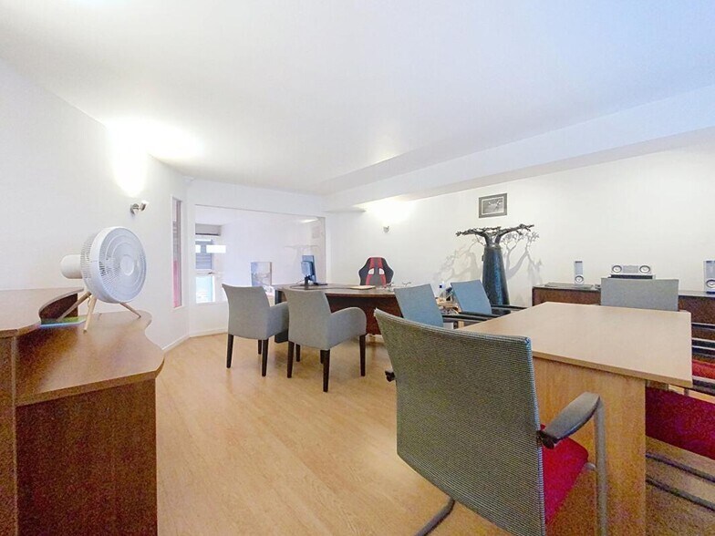 Office in Paris for sale - Interior Photo - Image 2 of 3
