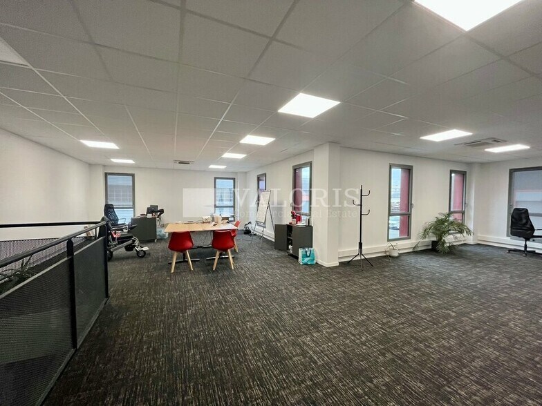 6 Rue D'Arsonval, Chassieu for lease - Interior Photo - Image 3 of 9