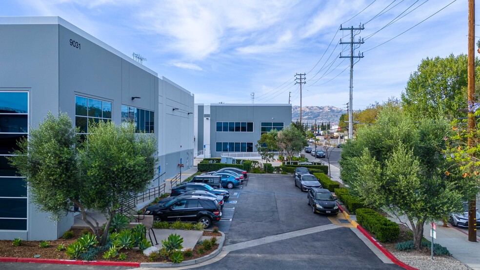 9031 N Lurline Ave, Chatsworth, CA for lease - Building Photo - Image 2 of 60