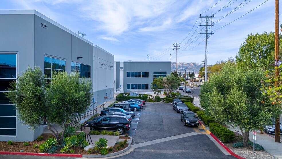 9031 N Lurline Ave, Chatsworth, CA à louer - Photo du bâtiment - Image 2 de 60