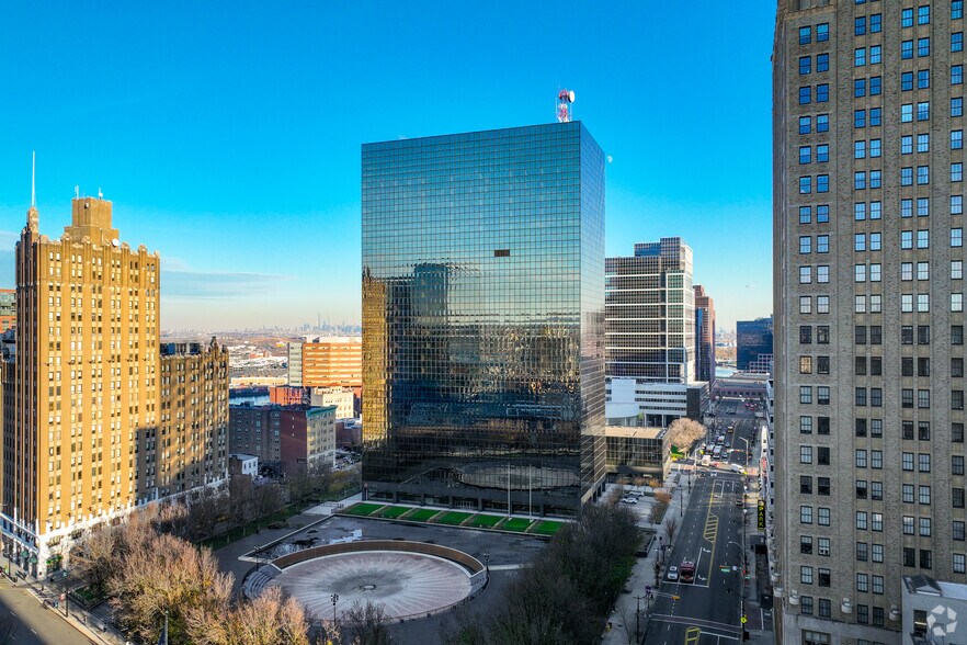 80 Park Plz, Newark, NJ à louer - Photo du bâtiment - Image 2 de 5