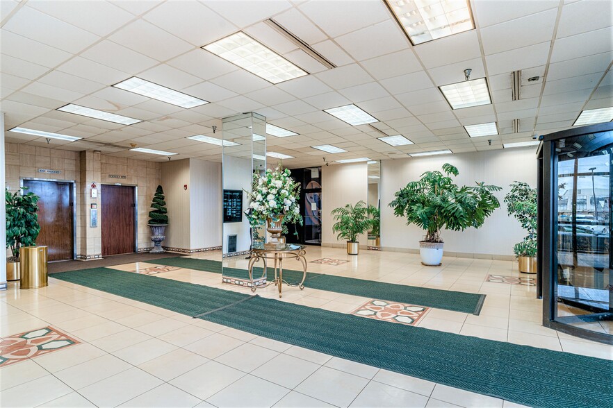 2602 E Dempster St, Park Ridge, IL à louer - Hall d’entrée - Image 2 de 12