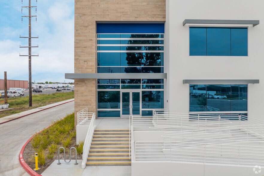 1101 Bell Ave, Tustin, CA à vendre - Photo du bâtiment - Image 2 de 5