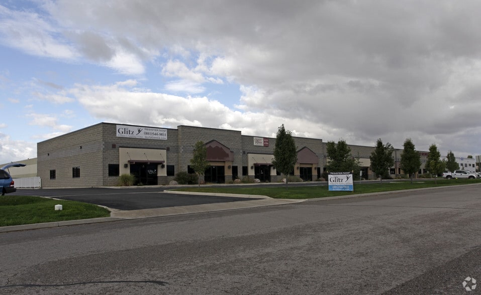 657 N Kays Dr, Kaysville, UT à louer - Photo du bâtiment - Image 2 de 2