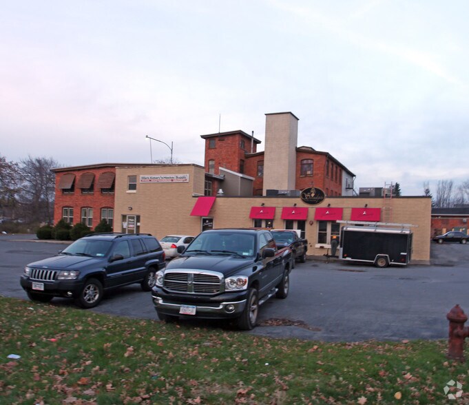 2 Campion Rd, New Hartford, NY à louer - Photo du bâtiment - Image 2 de 5