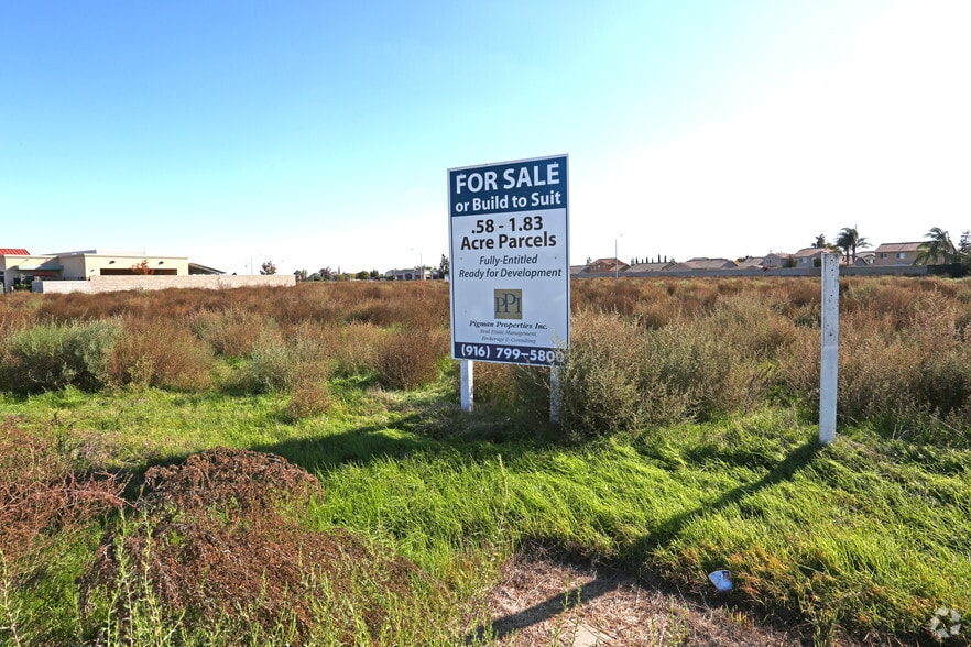 6 Commercial lots for sale in Atwater portfolio of 6 properties for sale on LoopNet.ca - Primary Photo - Image 2 of 8