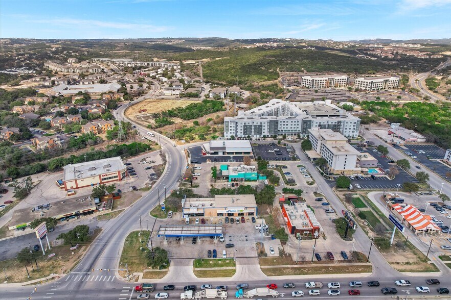 6827-6835 N Loop 1604 W, San Antonio, TX for lease - Building Photo - Image 2 of 7