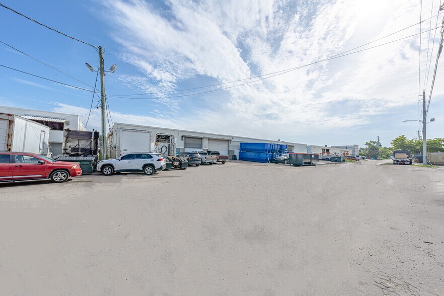 2335-2337 NW 149th St, Opa Locka, FL à louer - Photo du bâtiment - Image 2 de 13