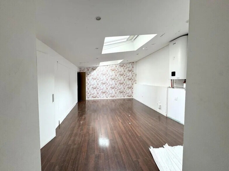 Office in Versailles for lease - Interior Photo - Image 3 of 14