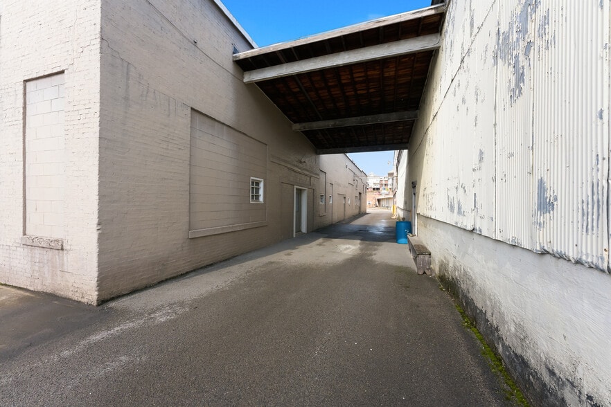 715 W Pike St, Clarksburg, WV for lease - Building Photo - Image 3 of 17