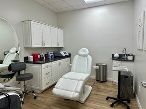 1332 Hermosa Ave, Hermosa Beach, CA for lease Interior Photo- Image 2 of 5