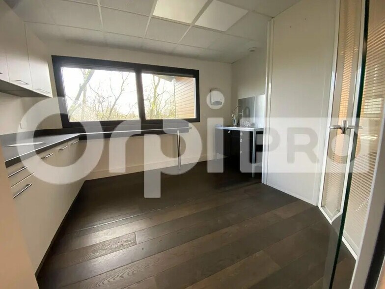 Office in Dardilly for lease - Interior Photo - Image 2 of 15