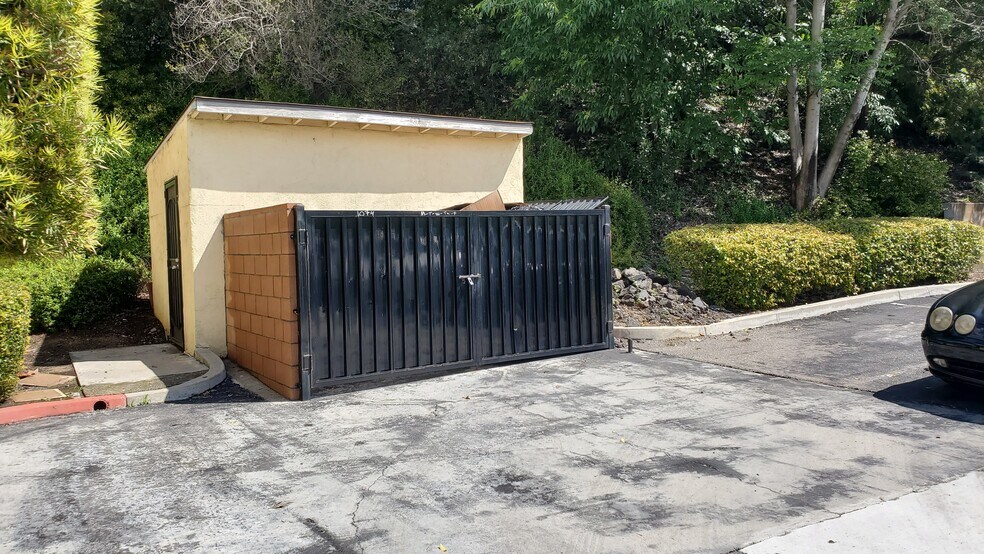 1074 Park View Dr, Covina, CA à louer - Photo du bâtiment - Image 3 de 7