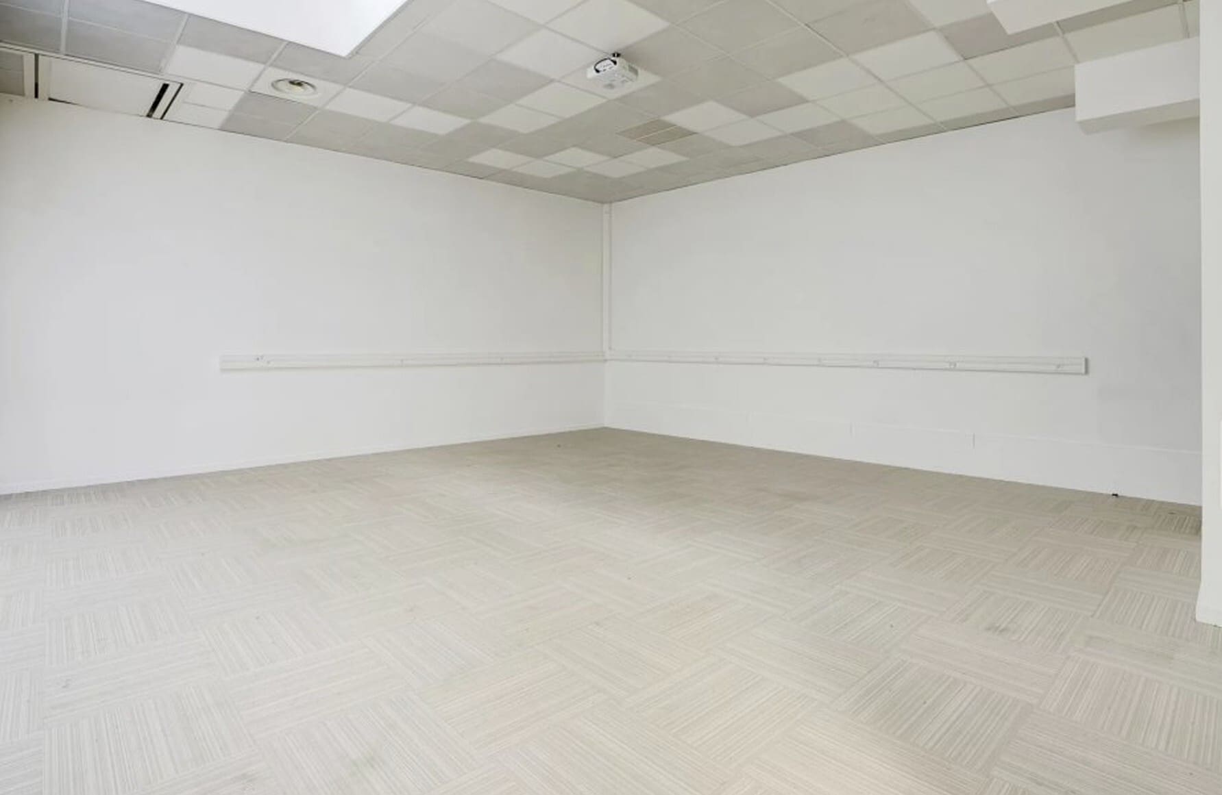 82 Quai De La Loire, Paris for lease Interior Photo- Image 1 of 3