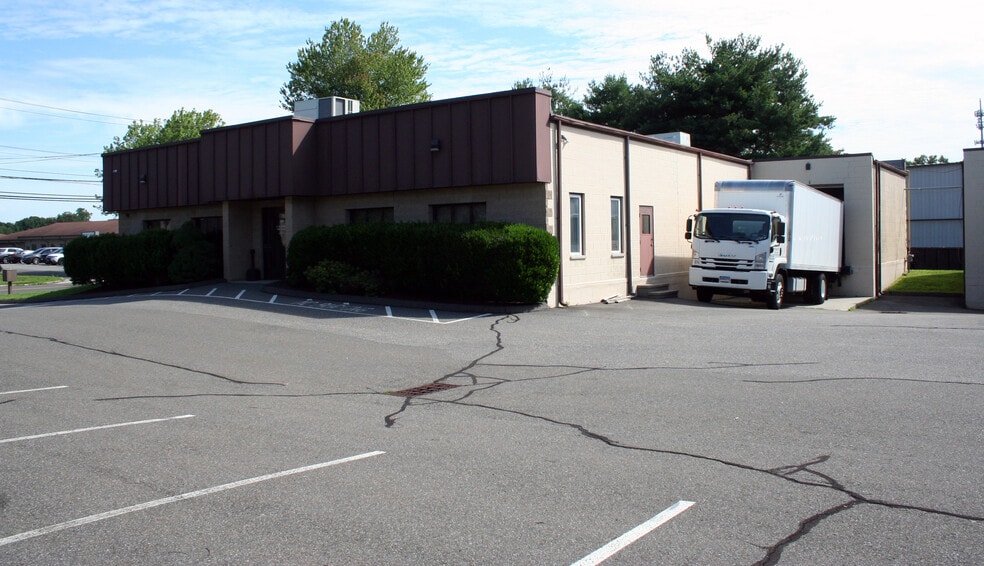 107-109 Research Dr, Milford, CT for lease - Building Photo - Image 2 of 3