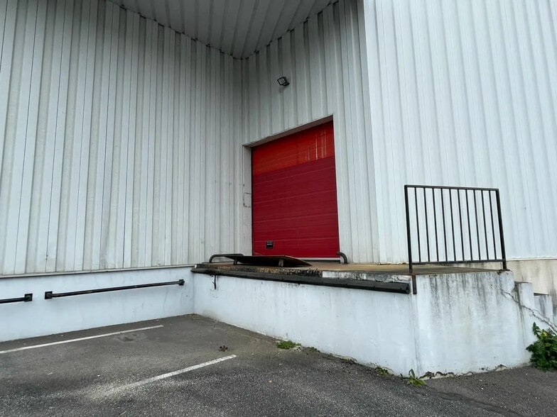 Flex in Franconville for lease - Building Photo - Image 3 of 9