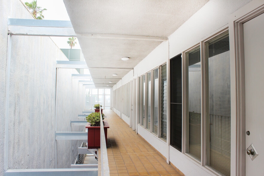 3017 Santa Monica Blvd, Santa Monica, CA for sale - Building Photo - Image 2 of 24