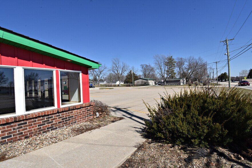 1640 1st St W, Independence, IA à vendre - Photo du bâtiment - Image 3 de 13