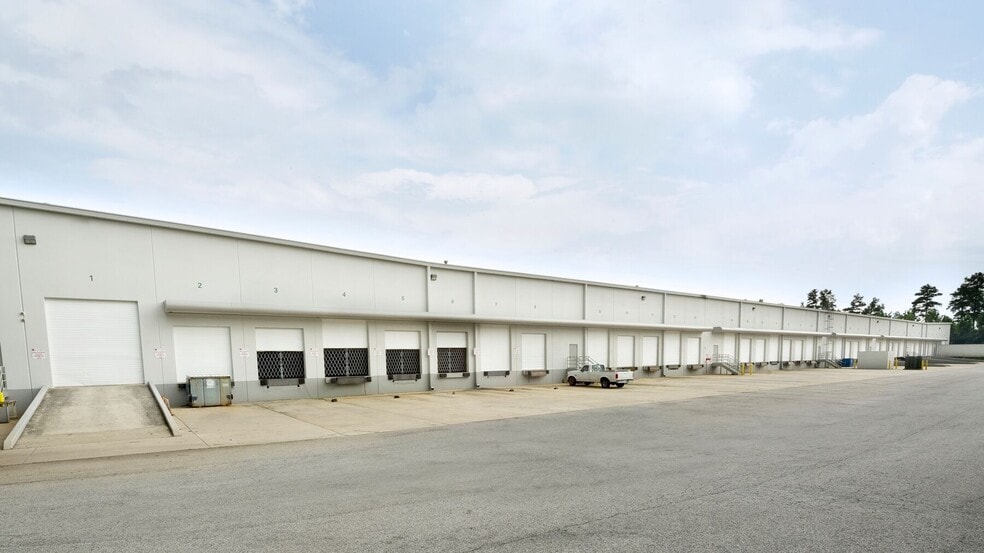 540 Airport South Pky, Atlanta, GA for lease - Building Photo - Image 2 of 14