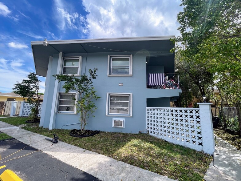 3760 SW 1st St, Fort Lauderdale, FL à vendre - Photo principale - Image 1 de 54