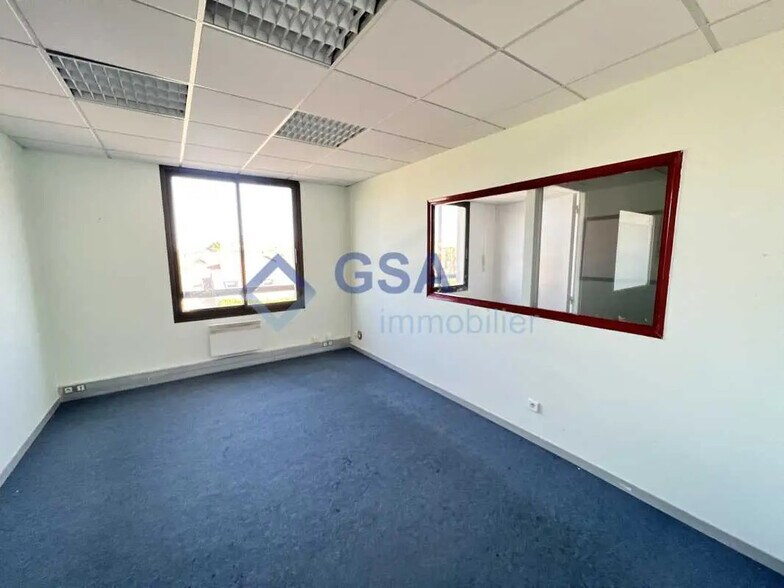 Bureau dans Évry-Courcouronnes à vendre - Photo du bâtiment - Image 2 de 3