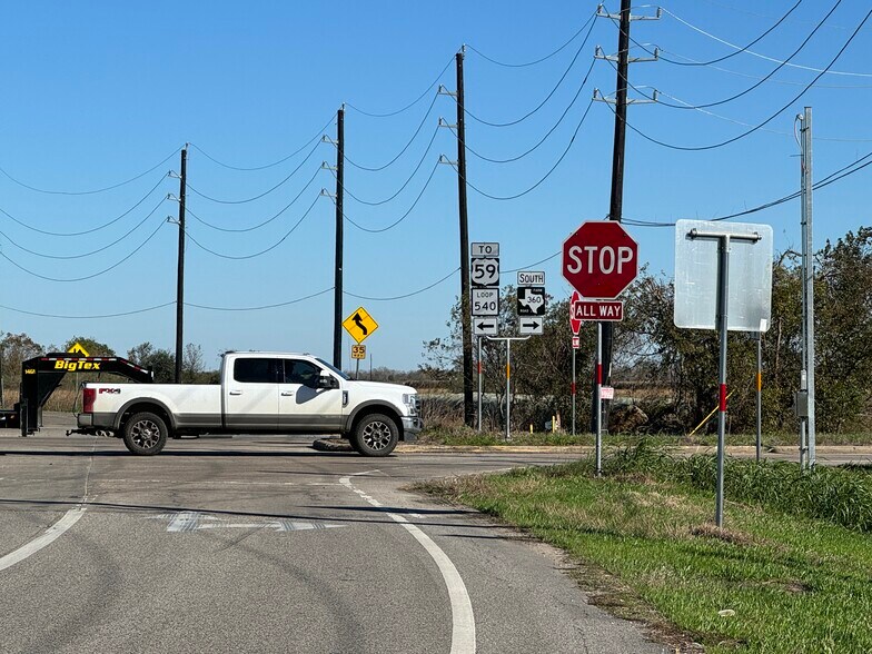 FM 360 Road, Beasley, TX à vendre - Photo du bâtiment - Image 2 de 9