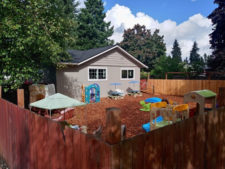 105 NE 193rd St, Shoreline, WA à louer - Photo du bâtiment - Image 2 de 11